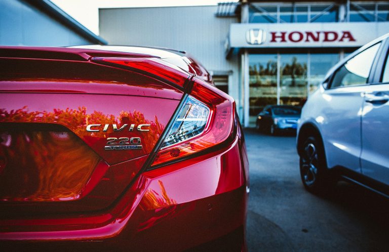 “Honda” ofisa darbinieki koronavīrusa dēļ spiesti stāties pie ražošanas līnijas