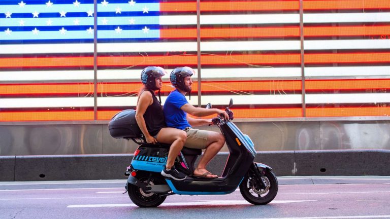 Elektrisko motorolleru nomas serviss slēdz pakalpojumu pēc 2 nāves gadījumiem