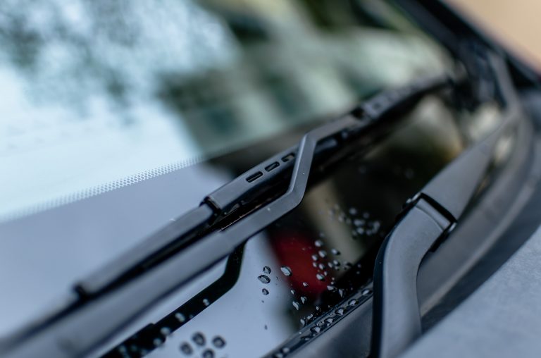 Vācijas tiesa šoferim atņem tiesības, jo viņš savā “Model 3” regulējis logu slotiņu ātrumu