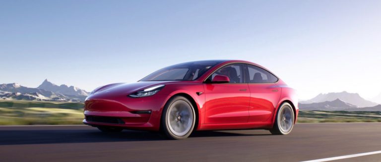 Tesla strādājot pie Model 3 feislifta