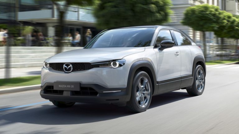 Mazda Eiropas struktūrvienības vadītājs kritizē politiķus par iekšdedzes dzinēju aizliegšanu