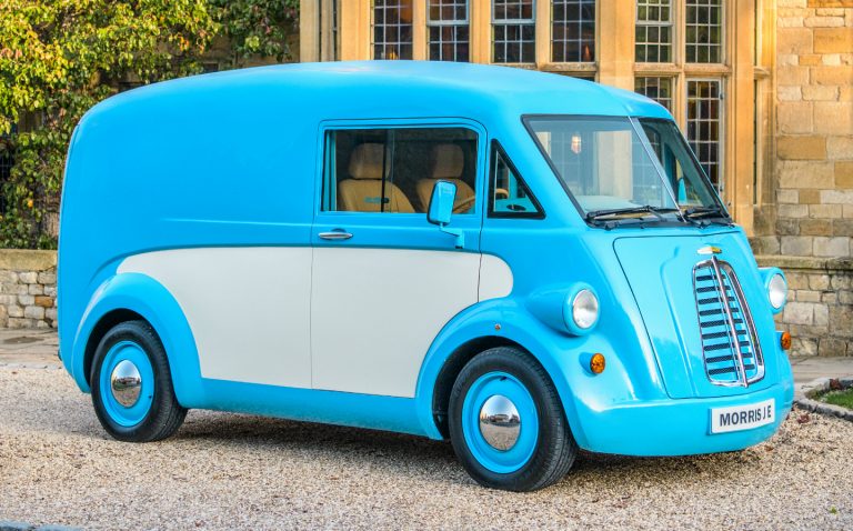 Populārais “Morris J-Type” busiņš atgriežas ar elektrisko piedziņu
