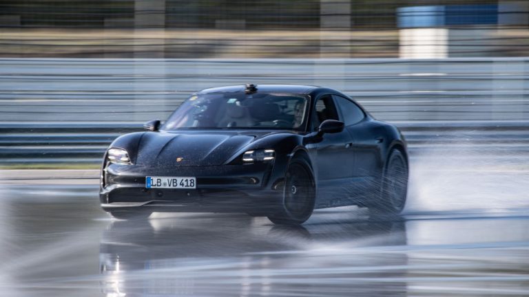 “Porsche Taycan” uzstāda Ginesa rekordu, veicot garāko elektroauto driftu pasaulē