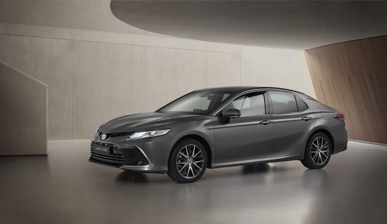 Toyota Camry Hybrid ierodas ar atjauninātu savienojamību un drošības tehnoloģijām