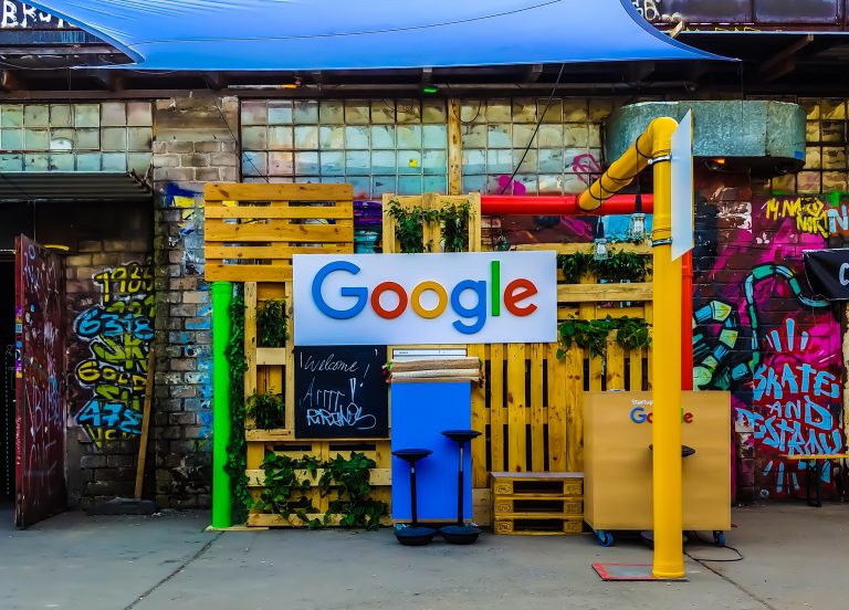 Izpildi pāris vienkāršus uzdevumus ar telefonu, un Google lietotne tev par to samaksās