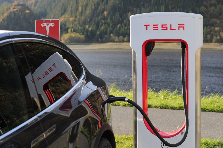 Tesla piedāvā bezmaksas uzlādi “Supercharger” punktos Ukrainas robežas tuvumā