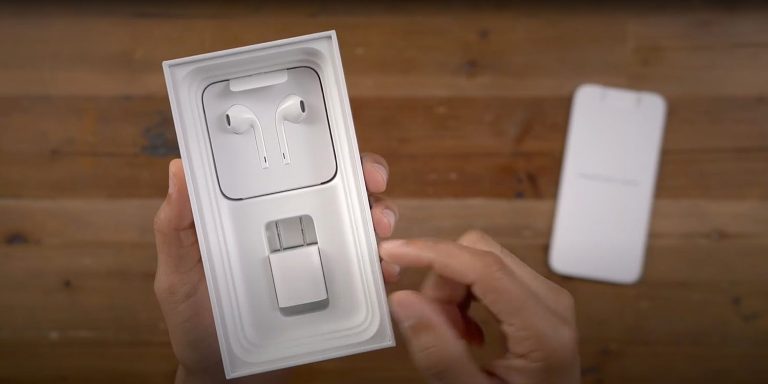 Brazīlija pieprasa Apple jaunos iPhone pārdot kopā ar sienas lādētāju
