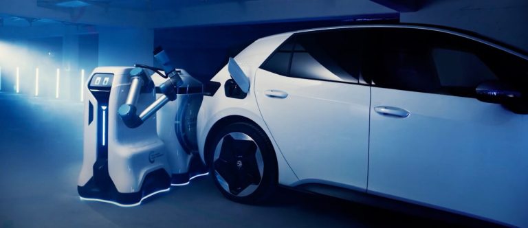 “Volkswagen” prezentējis autonomu robotu elektroauto uzlādei