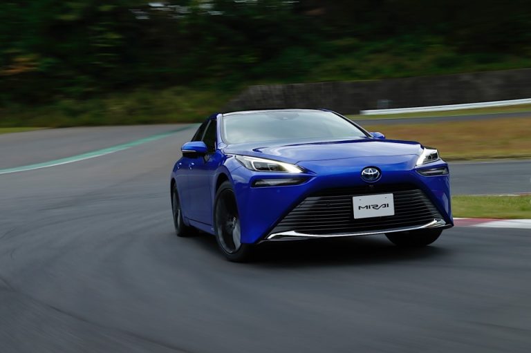 Jaunais “Toyota Mirai” ūdeņraža auto ar vienu uzpildi varēs nobraukt apmēram 650km