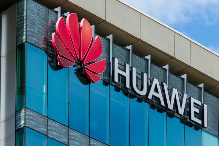 Sankciju nomāktā Huawei ieņēmumi pērn samazinājušies par trešdaļu