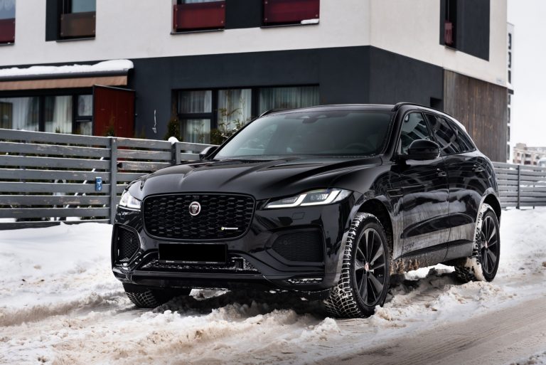 “Jaguar Land Rover” turpina atlikt darba atsākšanu – nu jau dīkstāve ievelkas līdz 1. oktobrim