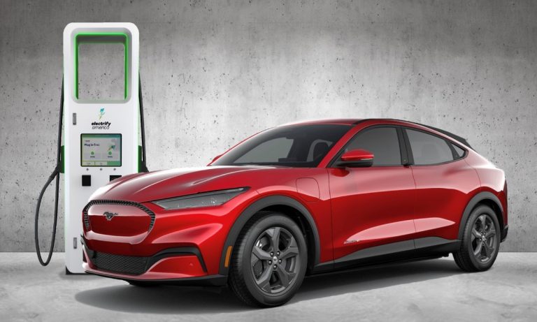 Ford apsver iespēju savus elektroauto tirgot tikai tiešsaistē
