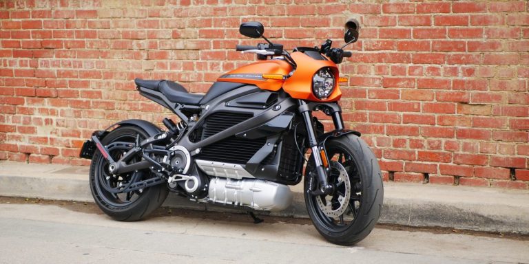 Harley-Davidson uz divām nedēļām aptur visu, izņemot elektrisko, motociklu ražošanu