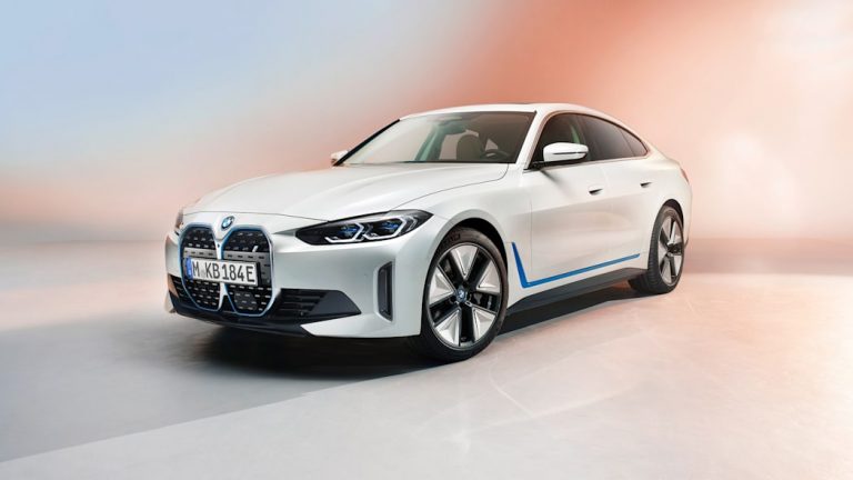 BMW “iX” un “i4” elektroauto esot izpārdoti mēnešiem uz priekšu