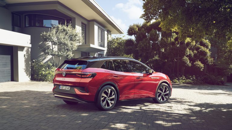Tesla būs atkal jāsamazina cenas, Volkswagen atlaiž ID.4 un ID.7 salicējus