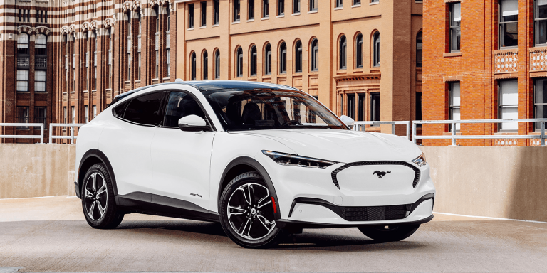 Consumer Reports tehnisko problēmu dēļ vairs neiesaka iegādāties Ford Mustang Mach-E elektroauto