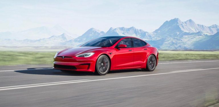 Profesionāls sacīkšu braucējs kritiski vērtē Tesla Model S Plaid (video)