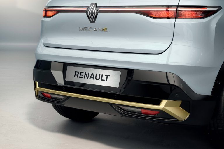 Renault tomēr padodas spiedienam un aptur darbību Krievijā
