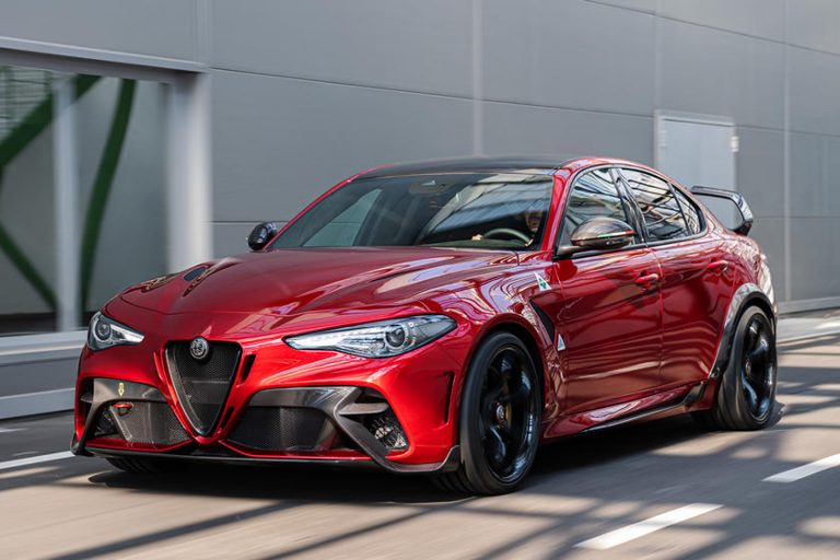Alfa Romeo maina domas un paliks pie iekšdedzes dzinējiem