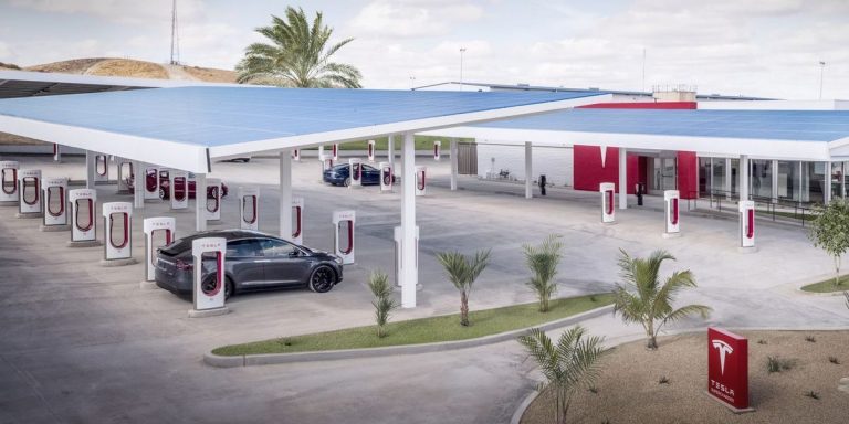 Iespējams, Tesla krāpusies ar programmatūru, lai auto rādītu lielāku nobraucamā attāluma atlikumu