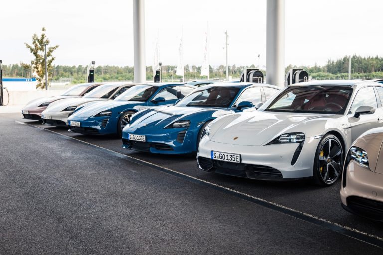 Porsche testē Taycan ar trīs elektromotoriem, plāno konkurēt ar Tesla Model S Plaid