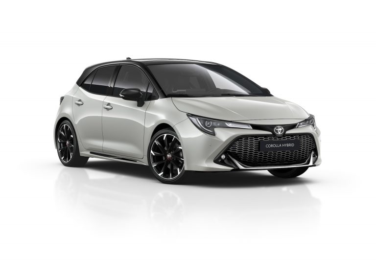 Jaunās paaudzes Toyota Corolla plug-in hibrīds tēmē uz 2100 kilometru nobraukumu