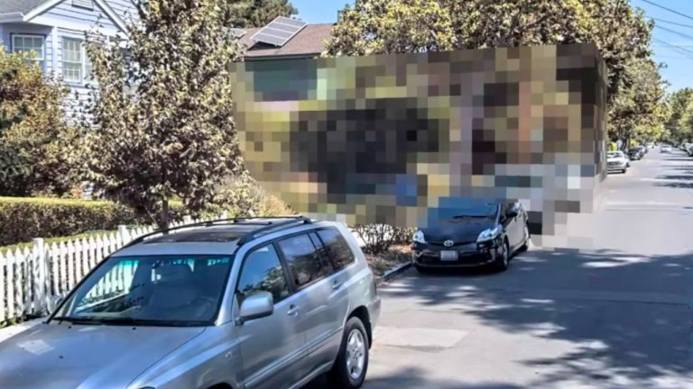 Apple Maps un Google Maps servisos paslēpta Tima Kuka māja