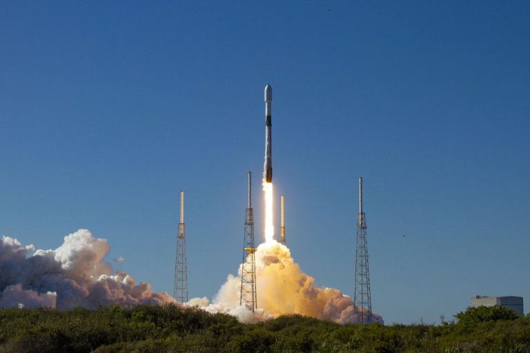 “SpaceX” šogad ik nedēļu plāno palaist vidēji vienu raķeti