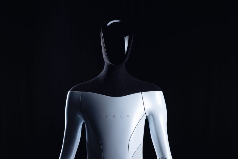Īlons Masks: “Tesla” cilvēkveidīgais robots ir uzņēmuma prioritāte 2022. gadā