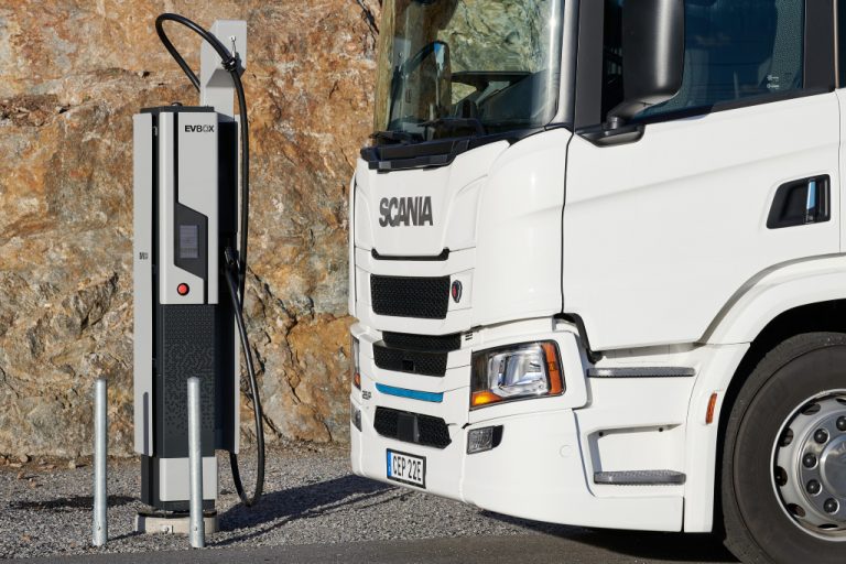 Scania un Northvolt sola, ka kravas auto baterijas lietojamas pusotra miljonu kilometru nobraukumam