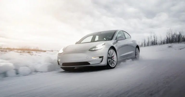 Tesla noliedz baumas par pieprasījuma kritumu Ķīnā