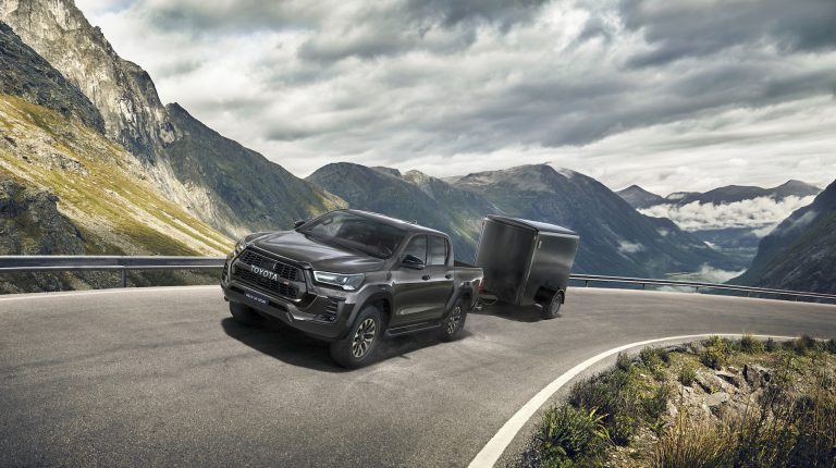 Toyota izziņojusi jauno Hilux GR SPORT ar rallija iedvesmotu veiktspēju un stilu