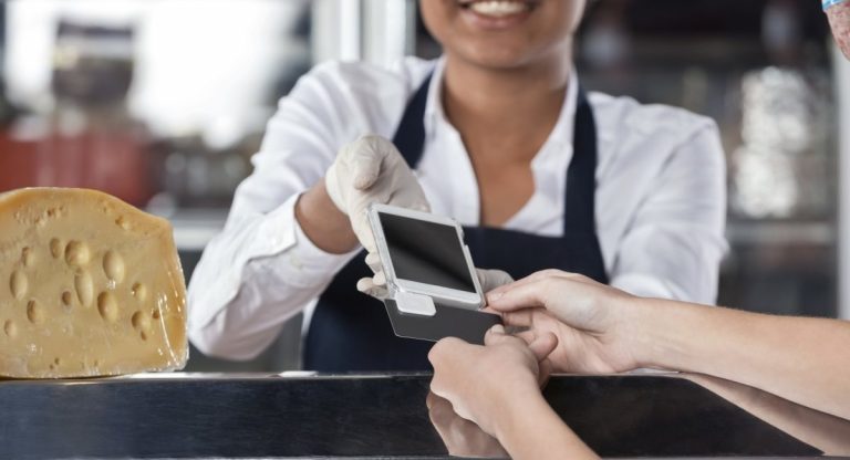 Nākamais iPhone iOS atjauninājums varētu ļaut iPhone pieņemt kredītkaršu maksājumus