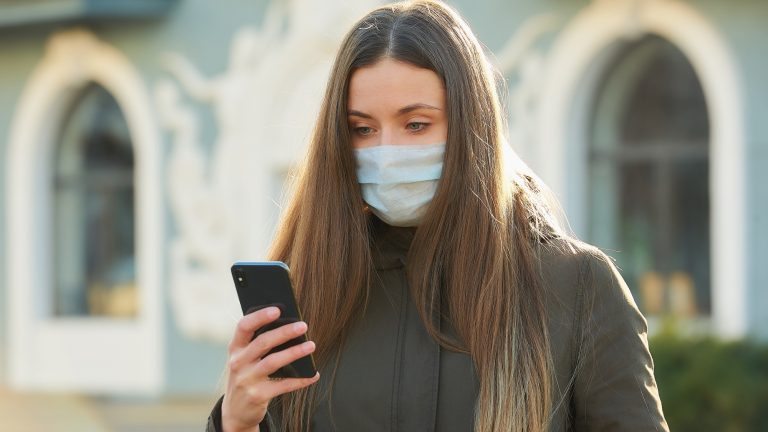Apple testē jaunu iespēju, kā ļaut atbloķēt telefonu ar uzvilktu sejas masku