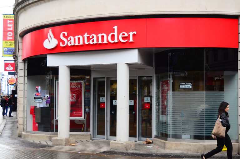 Santander banka kļūdas dēļ Ziemassvētkos nejauši izmaksājusi 176 miljonus dolāru