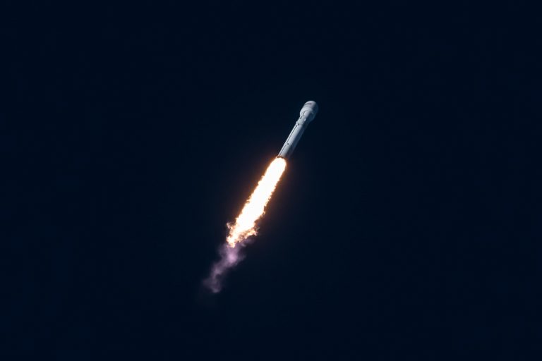 “SpaceX” raķete gatavojas ietriekties Mēnesī