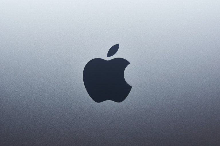 “Apple” uz brīdi kļuvusi par pirmo 3 triljonus dolāru vērto kompāniju
