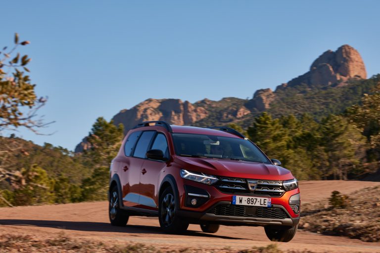 Dacia nesteidz palielināt mašīnu cenas par spīti jaunu obligāto drošības funkciju ieviešanai