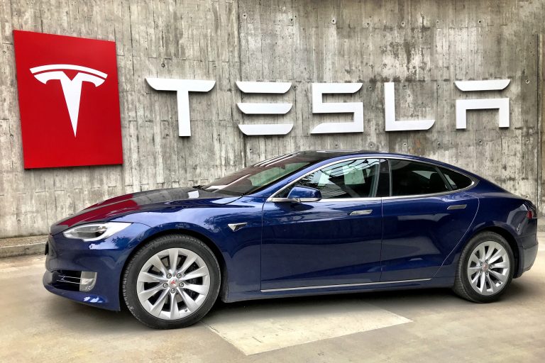 Tesla mašīnas ir tik dārgi labot, ka apdrošinātāji tās vienkārši noraksta