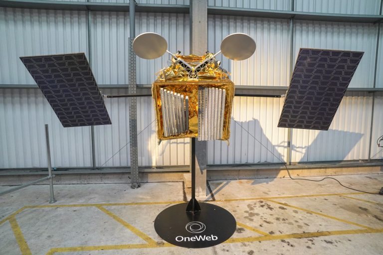 “OneWeb” nekas cits neatliek kā lūgt konkurenta “SpaceX” palīdzību satelītu izvietošanā