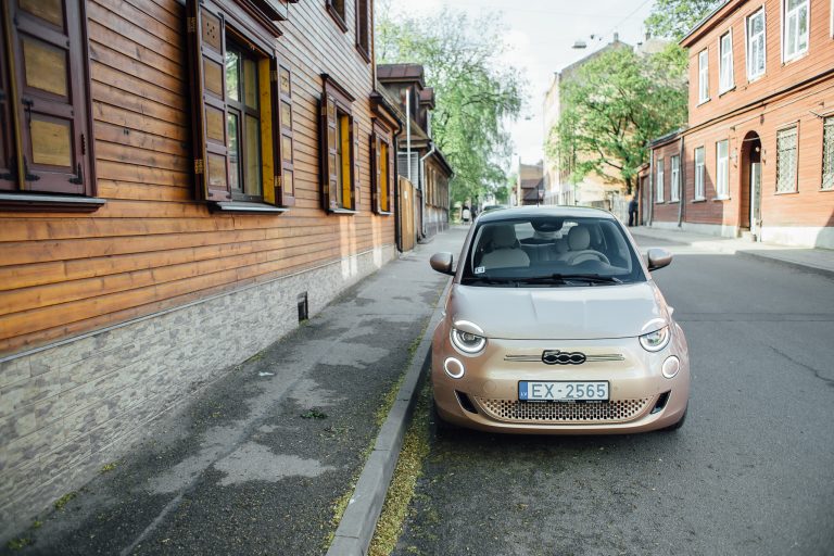 Stellantis apsver ideju elektrisko Fiat 500e… aprīkot ar iekšdedzes dzinēju