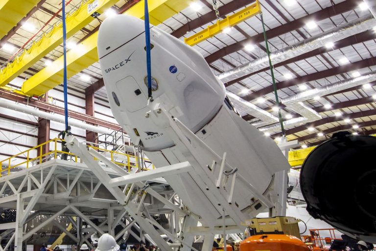 “SpaceX” aptur kosmosa kuģu “Crew Dragon” ražošanu