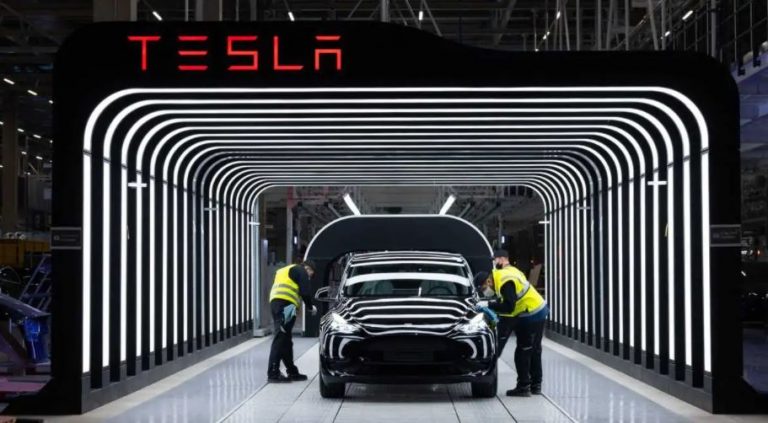 Turpinās Tesla problēmas Zviedrijā, ražotājs iesūdz tiesā valsts aģentūru