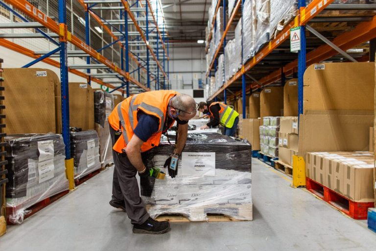“Amazon” savas noliktavas Slovākijā pārveido par humānās palīdzības centru ukraiņiem