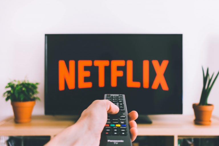 “Netflix” iesaldē visus ar Krieviju saistītos projektus
