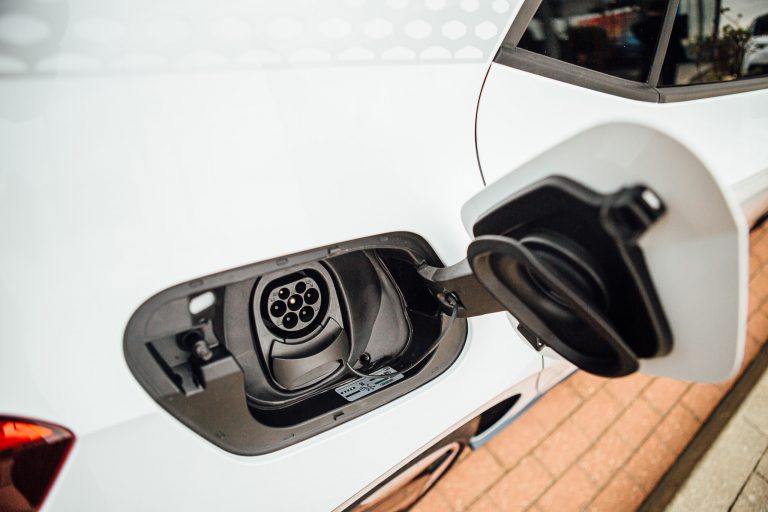 Karstuma vilnis Ķīnā ierobežo elektroauto uzlādes iespējas