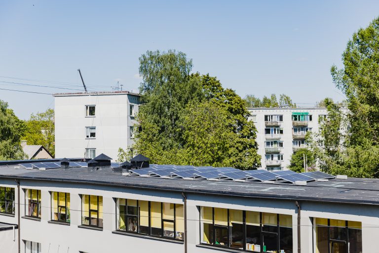 “Realto” investēs 1,58 milj. eiro saules paneļu uzstādīšanai komercobjektos visā Latvijā