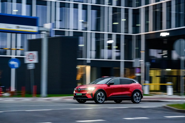 Renault vadītājs uzskata, ka Tesla cenu samazināšana uzskatāma par “cenu karu”