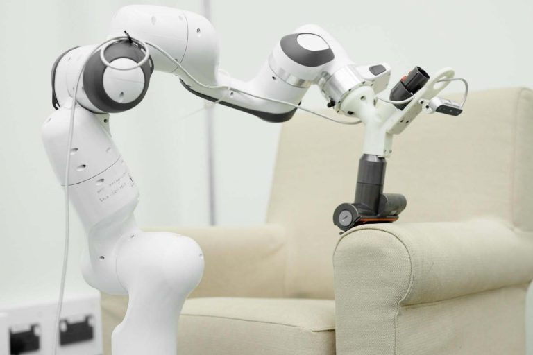 “Dyson” izstrādā robotus, kas veiks mājsaimniecības darbus