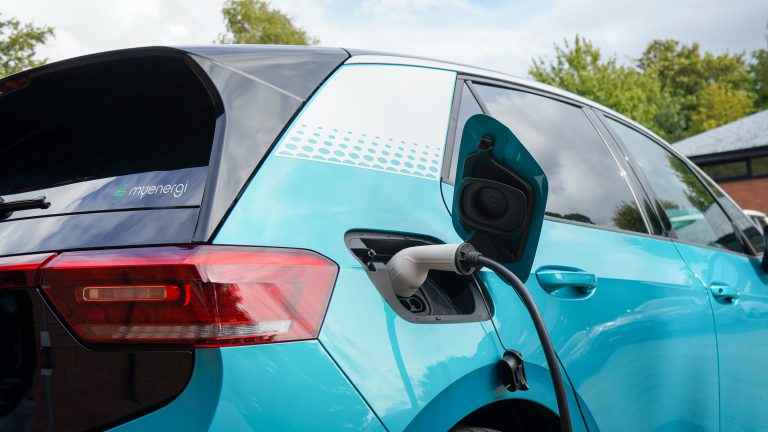 Citadele: Dubultojies uzņēmumu pieprasījums pēc elektroauto